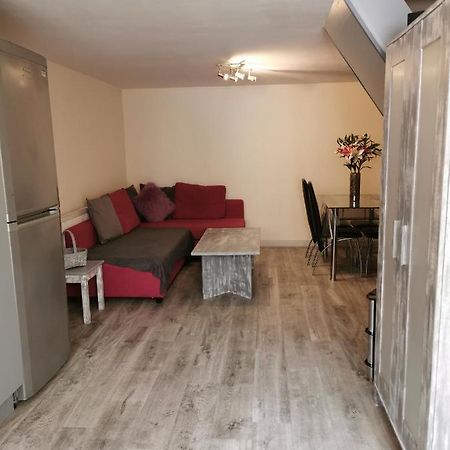 Palaz 1 - 2 Bedroom Garden Flat Edmonton Exterior photo