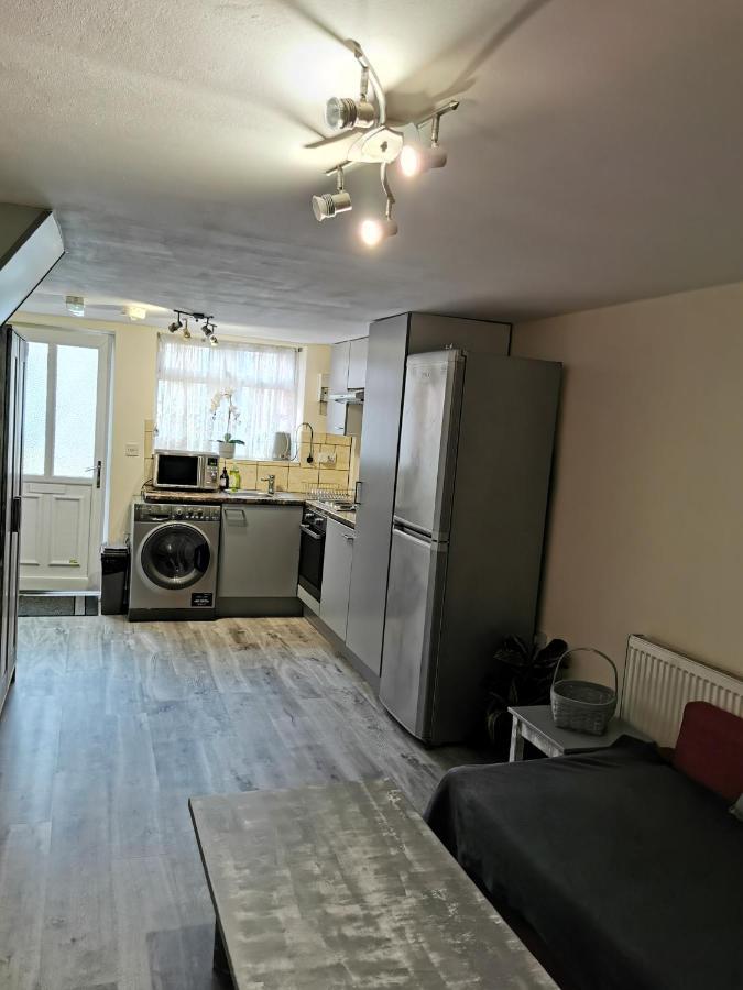 Palaz 1 - 2 Bedroom Garden Flat Edmonton Exterior photo